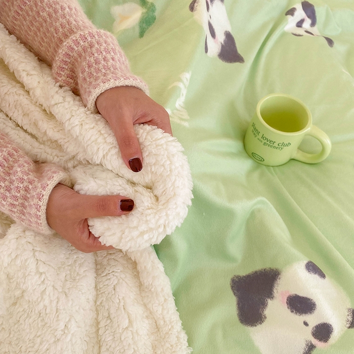 91家纺网 家纺一手货源 找家纺 潮邦创意家居 2025新款印花大版羊羔绒球-BIBY KELY系列羊绒绒毯 熊猫花花