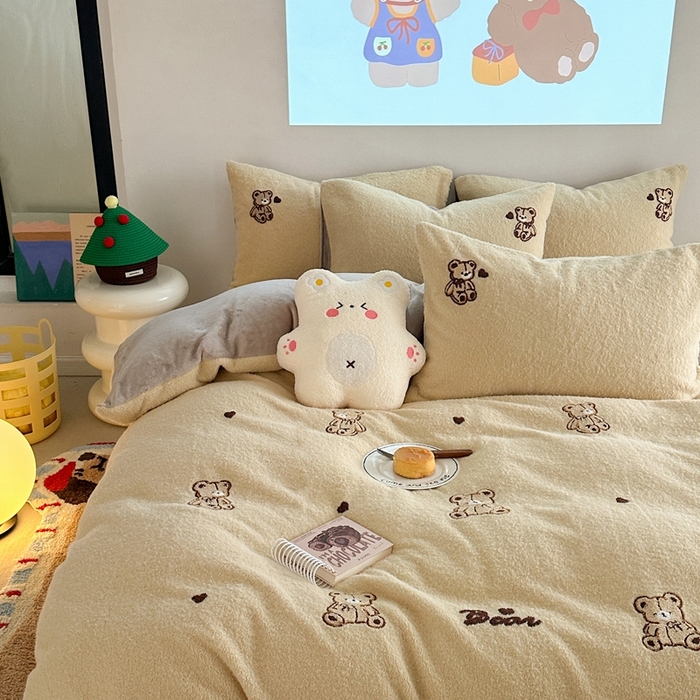 91家纺网 家纺一手货源 找家纺 Sweet dreams甜梦 2024新款仿羊绒牛奶绒卡通毛巾绣四件套米色小熊