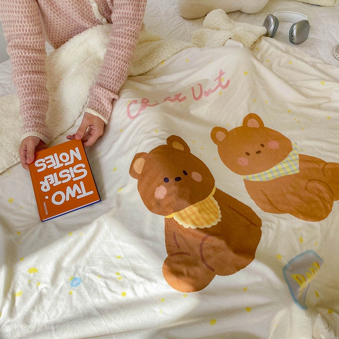 91家纺网 家纺一手货源 找家纺 潮邦创意家居 2025新款印花大版羊羔绒球-BIBY KELY系列羊绒绒毯 小熊宝贝