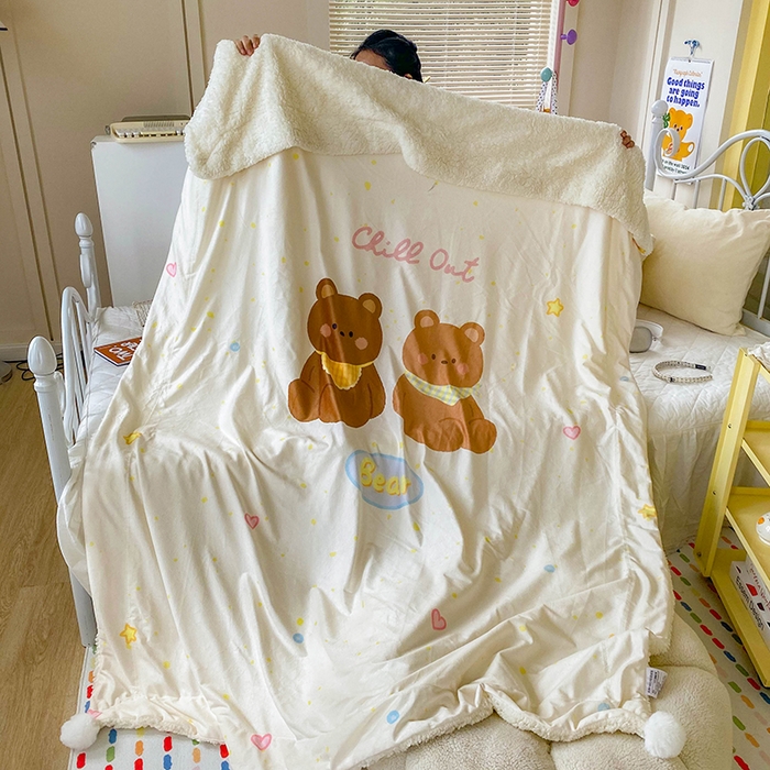 91家纺网 家纺一手货源 找家纺 潮邦创意家居 2025新款印花大版羊羔绒球-BIBY KELY系列羊绒绒毯 小熊宝贝