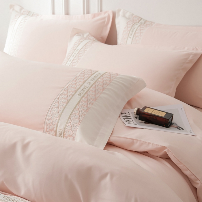 91家纺网 家纺一手货源 找家纺 布可家纺 2025新款时髦大牌高级感水洗磨毛刺绣四件套-帝奥 帝奥-密汁粉