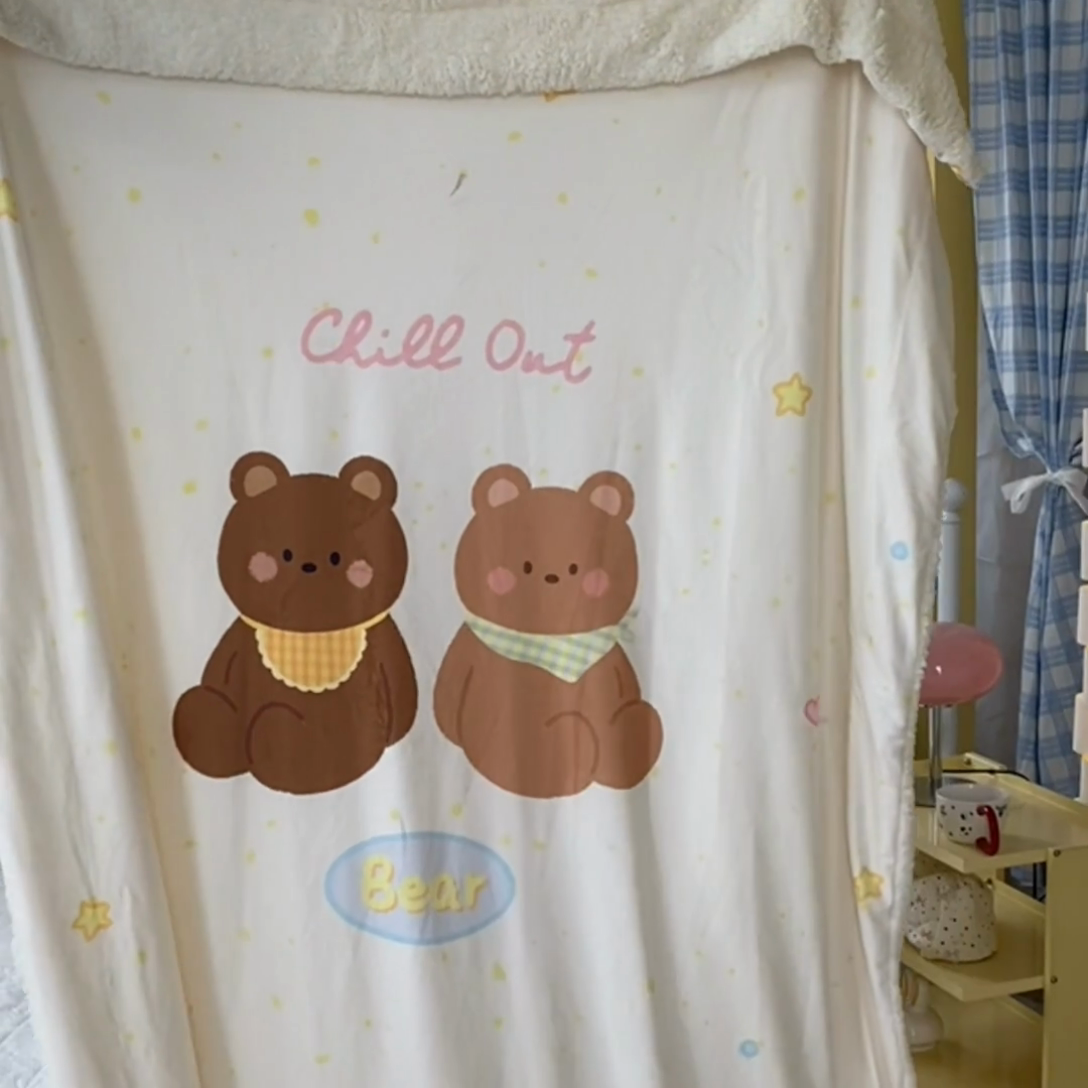 91家纺网 家纺一手货源 找家纺 潮邦创意家居 2025新款印花大版羊羔绒球-BIBY KELY系列羊绒绒毯 小熊宝贝