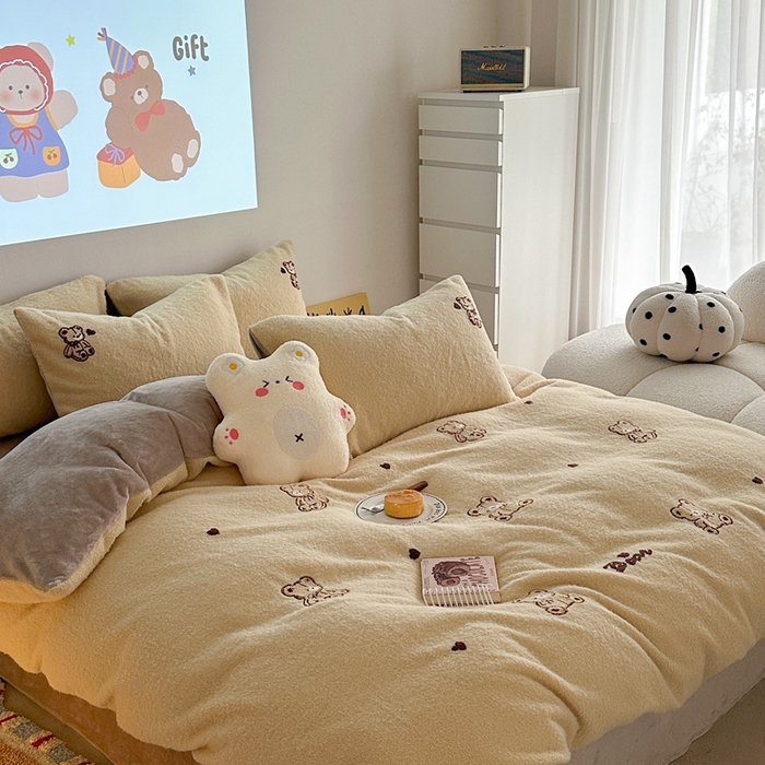 91家纺网 家纺一手货源 找家纺 Sweet dreams甜梦 2024新款仿羊绒牛奶绒卡通毛巾绣四件套米色小熊