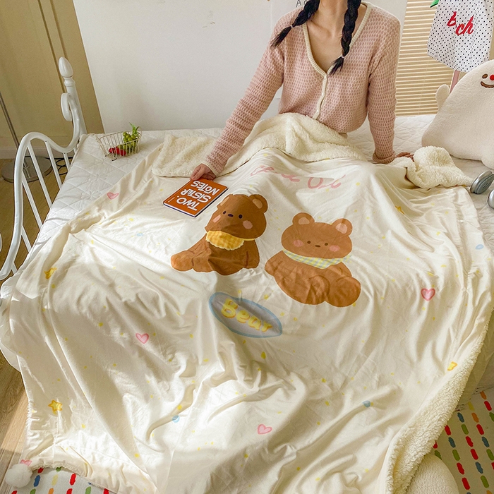 91家纺网 家纺一手货源 找家纺 潮邦创意家居 2025新款印花大版羊羔绒球-BIBY KELY系列羊绒绒毯 小熊宝贝