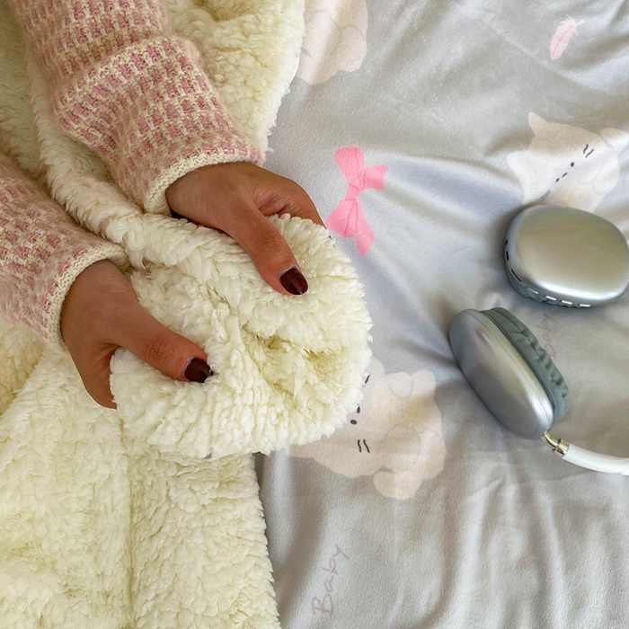 91家纺网 家纺一手货源 找家纺 潮邦创意家居 2025新款印花大版羊羔绒球-BIBY KELY系列羊绒绒毯 写信的小猫