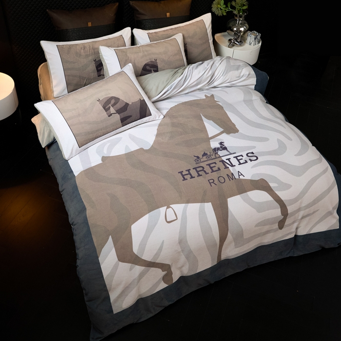 91家纺网 家纺一手货源 找家纺 新方向 2025新款240克A类全消光数码印花牛奶绒四件套-奥弗恩 浅灰