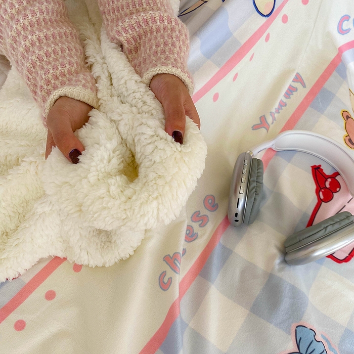 91家纺网 家纺一手货源 找家纺 潮邦创意家居 2025新款印花大版羊羔绒球-BIBY KELY系列羊绒绒毯 小熊的糖果世界