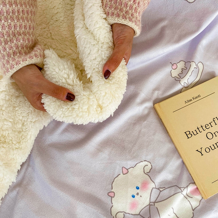 91家纺网 家纺一手货源 找家纺 潮邦创意家居 2025新款印花大版羊羔绒球-BIBY KELY系列羊绒绒毯 粉紫小甜心