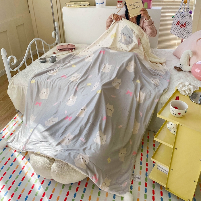 91家纺网 家纺一手货源 找家纺 潮邦创意家居 2025新款印花大版羊羔绒球-BIBY KELY系列羊绒绒毯 写信的小猫