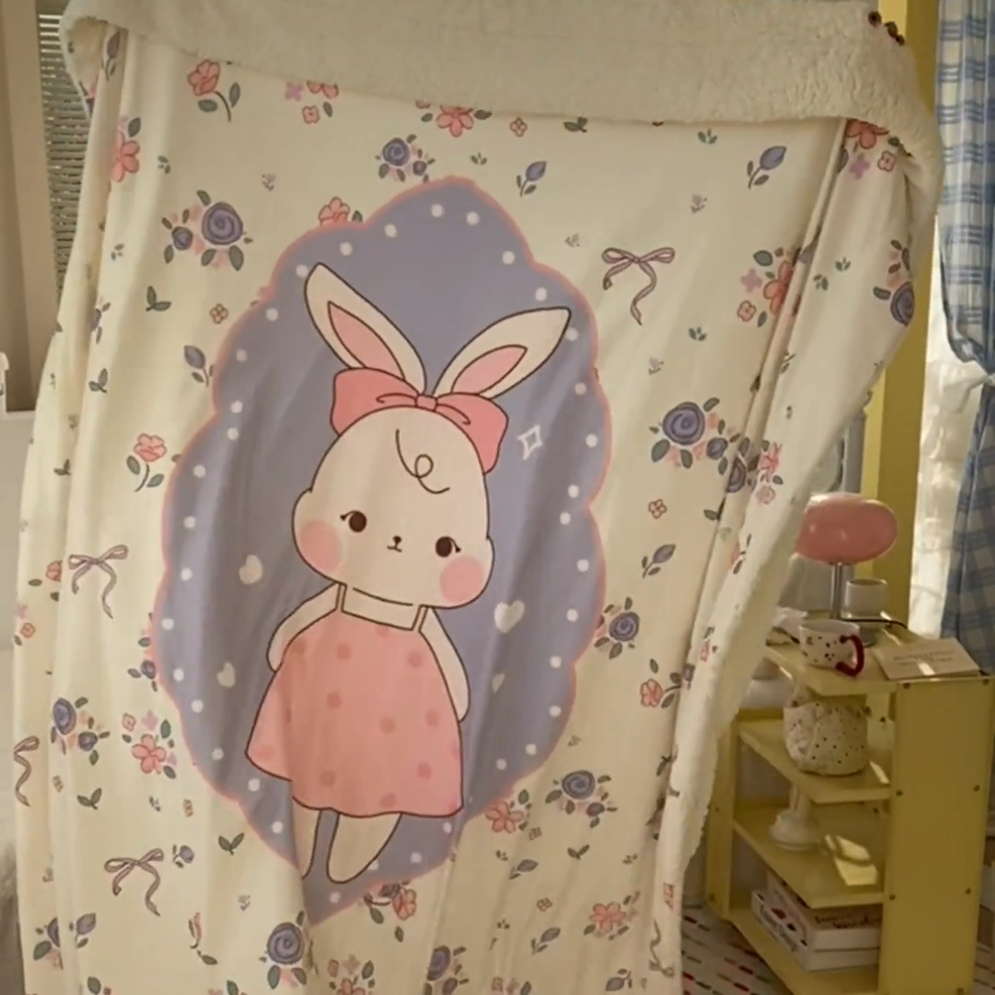 91家纺网 家纺一手货源 找家纺 潮邦创意家居 2025新款印花大版羊羔绒球-BIBY KELY系列羊绒绒毯 碎花长耳兔