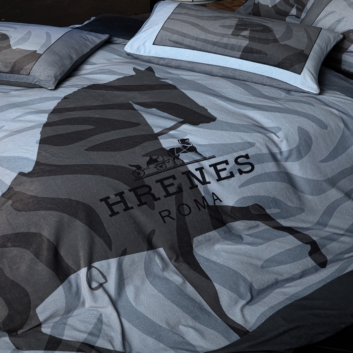 91家纺网 家纺一手货源 找家纺 新方向 2025新款240克A类全消光数码印花牛奶绒四件套-奥弗恩 深灰