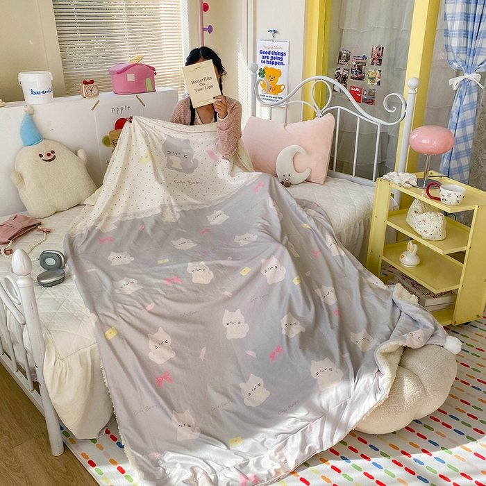 91家纺网 家纺一手货源 找家纺 潮邦创意家居 2025新款印花大版羊羔绒球-BIBY KELY系列羊绒绒毯 写信的小猫