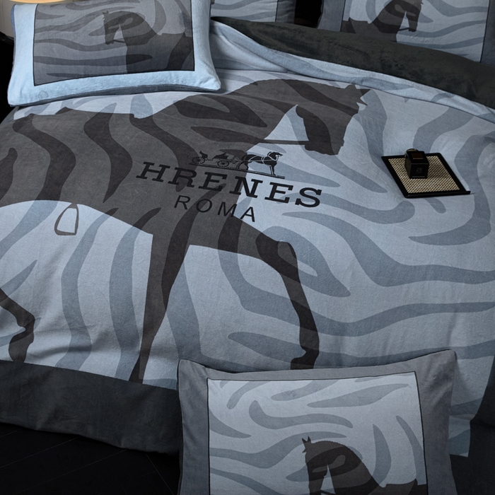 91家纺网 家纺一手货源 找家纺 新方向 2025新款240克A类全消光数码印花牛奶绒四件套-奥弗恩 深灰