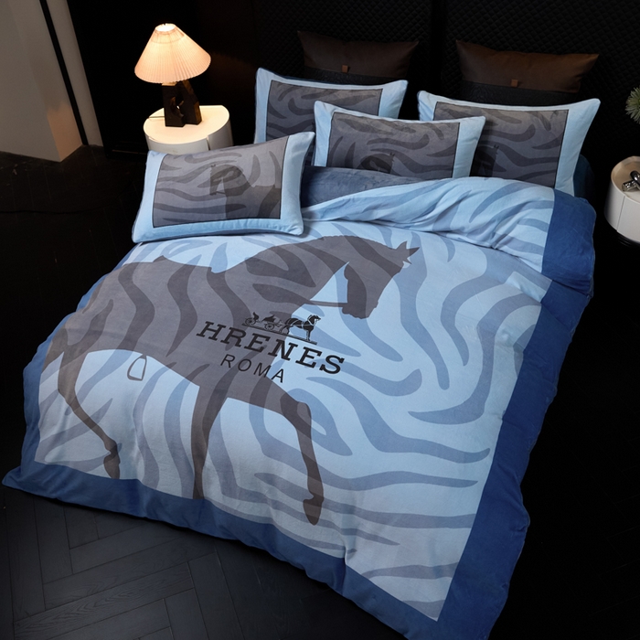 91家纺网 家纺一手货源 找家纺 新方向 2025新款240克A类全消光数码印花牛奶绒四件套-奥弗恩 深蓝