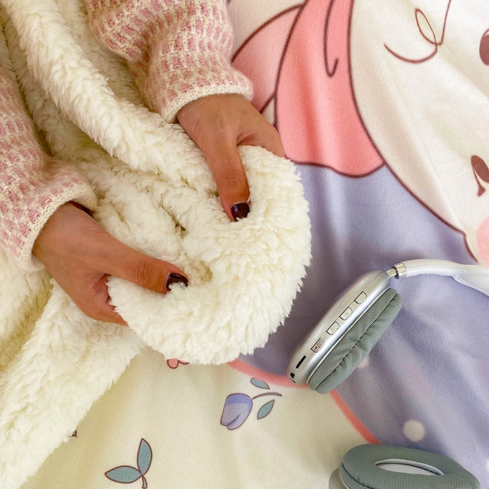 91家纺网 家纺一手货源 找家纺 潮邦创意家居 2025新款印花大版羊羔绒球-BIBY KELY系列羊绒绒毯 碎花长耳兔