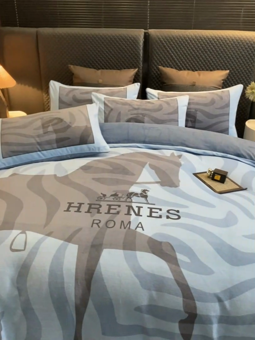 91家纺网 家纺一手货源 找家纺 新方向 2025新款240克A类全消光数码印花牛奶绒四件套-奥弗恩 深蓝