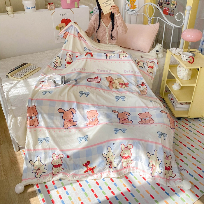 91家纺网 家纺一手货源 找家纺 潮邦创意家居 2025新款印花大版羊羔绒球-BIBY KELY系列羊绒绒毯 小熊的糖果世界