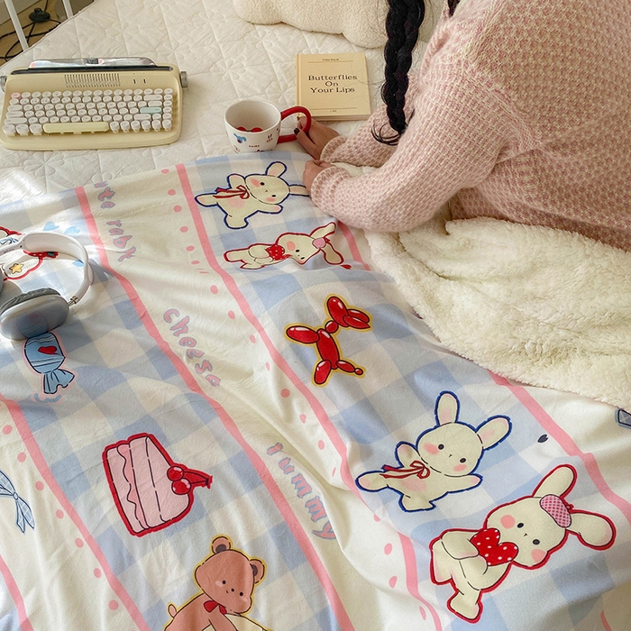 91家纺网 家纺一手货源 找家纺 潮邦创意家居 2025新款印花大版羊羔绒球-BIBY KELY系列羊绒绒毯 小熊的糖果世界