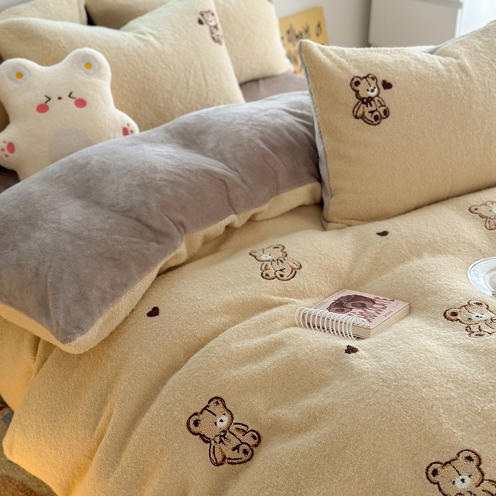 91家纺网 家纺一手货源 找家纺 Sweet dreams甜梦 2024新款仿羊绒牛奶绒卡通毛巾绣四件套米色小熊