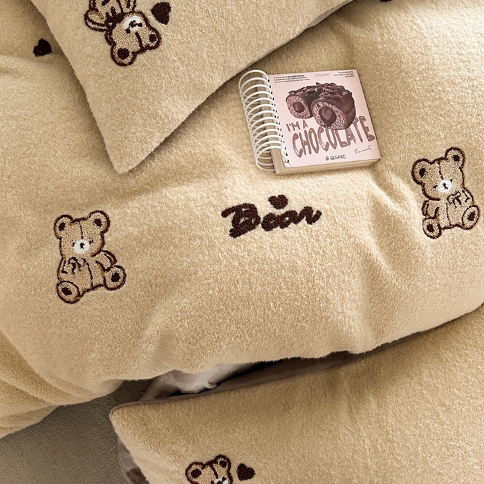 91家纺网 家纺一手货源 找家纺 Sweet dreams甜梦 2024新款仿羊绒牛奶绒卡通毛巾绣四件套米色小熊