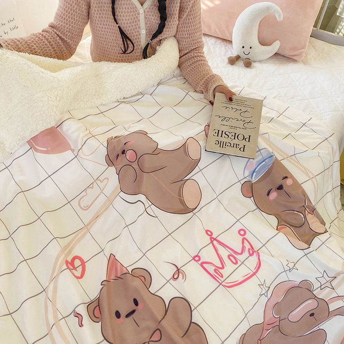 91家纺网 家纺一手货源 找家纺 潮邦创意家居 2025新款印花大版羊羔绒球-BIBY KELY系列羊绒绒毯 赖床的早八小熊