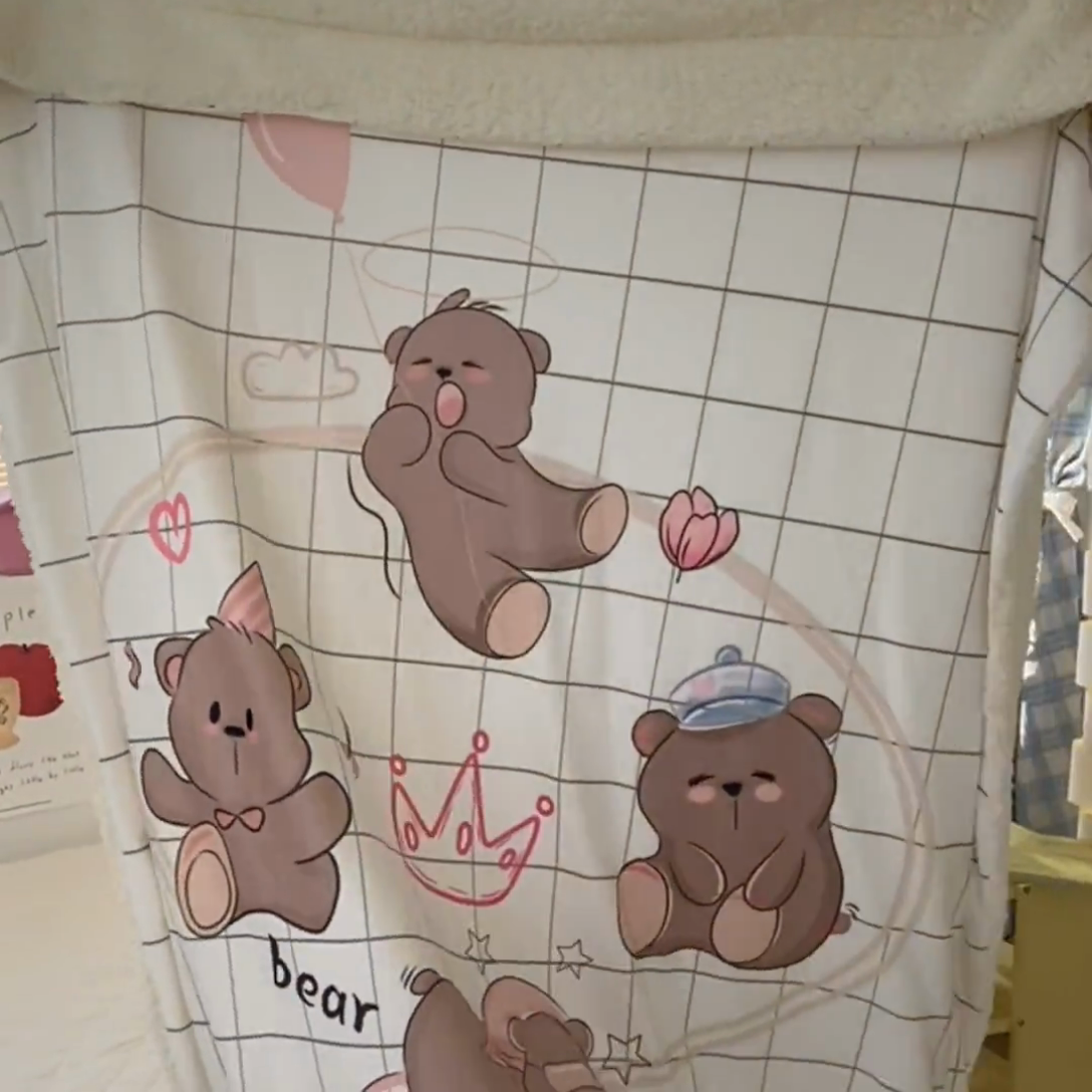 91家纺网 家纺一手货源 找家纺 潮邦创意家居 2025新款印花大版羊羔绒球-BIBY KELY系列羊绒绒毯 赖床的早八小熊