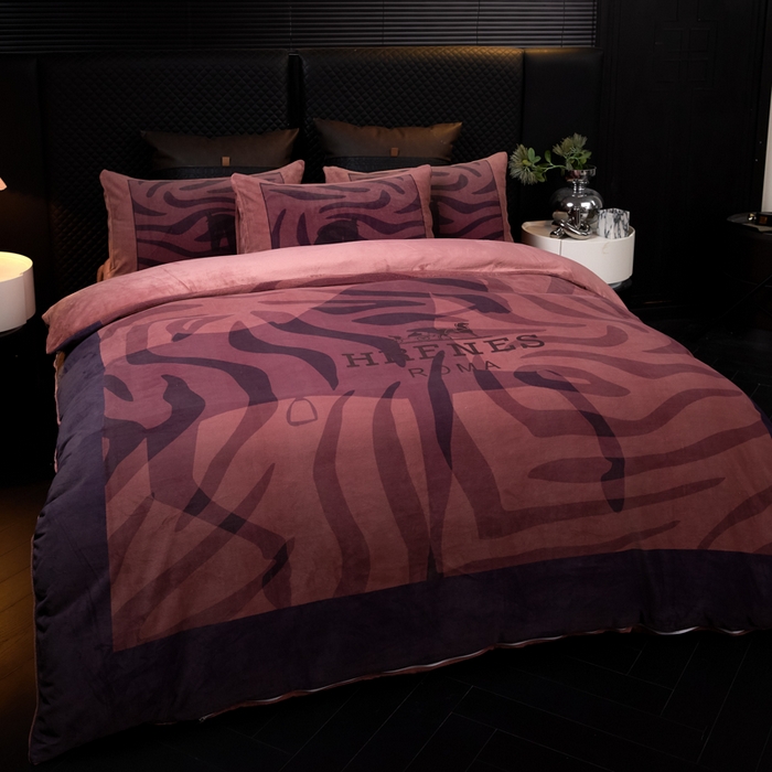 91家纺网 家纺一手货源 找家纺 新方向 2025新款240克A类全消光数码印花牛奶绒四件套-奥弗恩 酒红