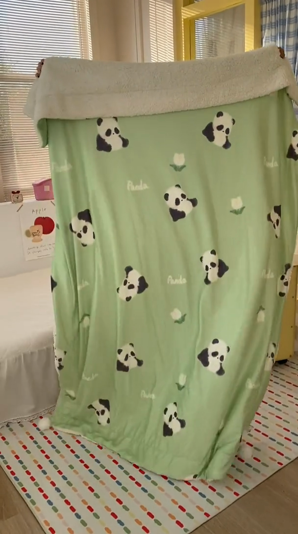 91家纺网 家纺一手货源 找家纺 潮邦创意家居 2025新款印花大版羊羔绒球-BIBY KELY系列羊绒绒毯 熊猫花花