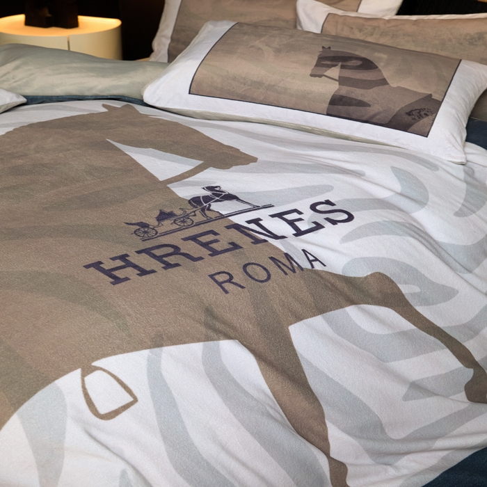 91家纺网 家纺一手货源 找家纺 新方向 2025新款240克A类全消光数码印花牛奶绒四件套-奥弗恩 浅灰