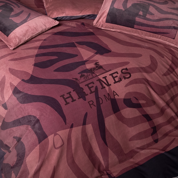 91家纺网 家纺一手货源 找家纺 新方向 2025新款240克A类全消光数码印花牛奶绒四件套-奥弗恩 酒红