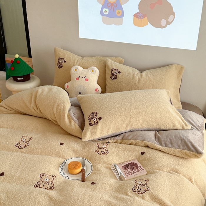 91家纺网 家纺一手货源 找家纺 Sweet dreams甜梦 2024新款仿羊绒牛奶绒卡通毛巾绣四件套米色小熊