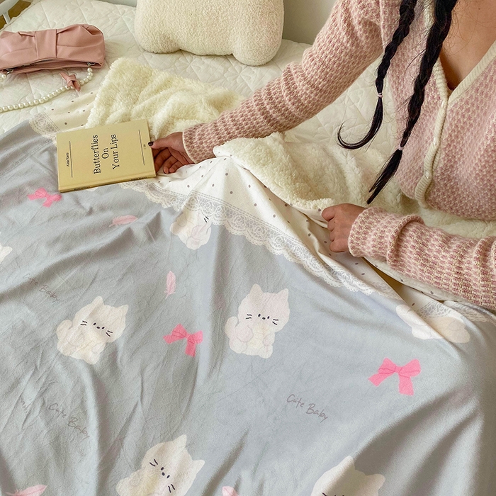 91家纺网 家纺一手货源 找家纺 潮邦创意家居 2025新款印花大版羊羔绒球-BIBY KELY系列羊绒绒毯 写信的小猫