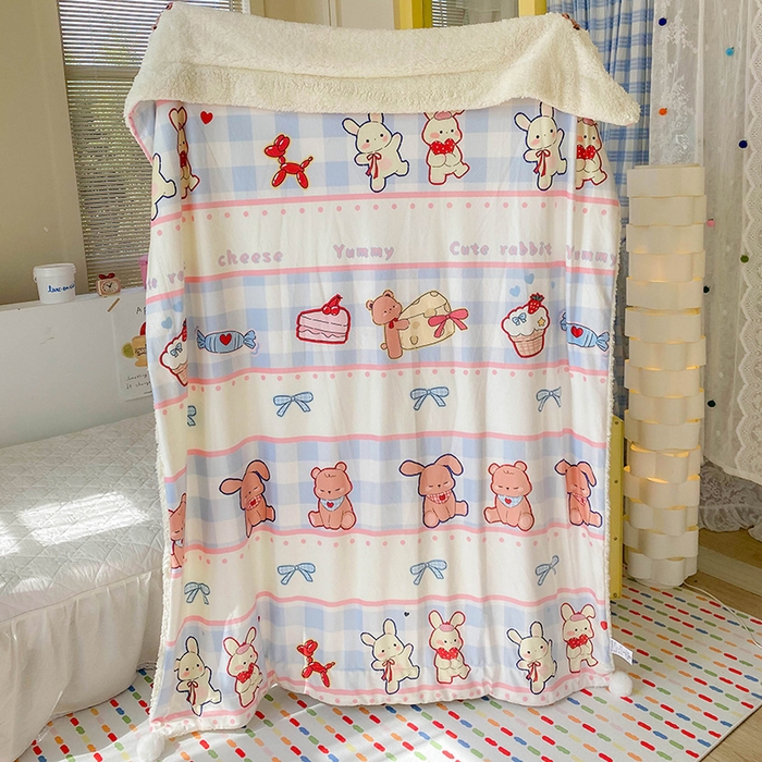 91家纺网 家纺一手货源 找家纺 潮邦创意家居 2025新款印花大版羊羔绒球-BIBY KELY系列羊绒绒毯 小熊的糖果世界