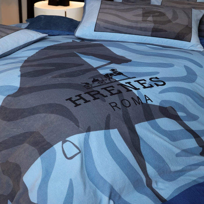 91家纺网 家纺一手货源 找家纺 新方向 2025新款240克A类全消光数码印花牛奶绒四件套-奥弗恩 深蓝