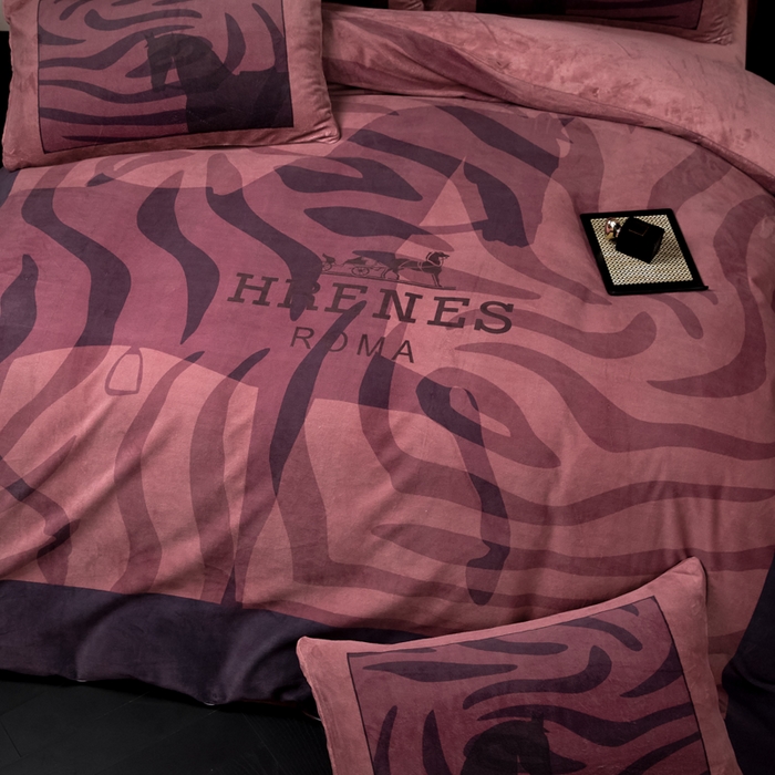 91家纺网 家纺一手货源 找家纺 新方向 2025新款240克A类全消光数码印花牛奶绒四件套-奥弗恩 酒红