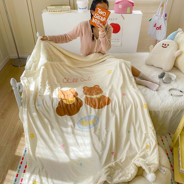 91家纺网 家纺一手货源 找家纺 潮邦创意家居 2025新款印花大版羊羔绒球-BIBY KELY系列羊绒绒毯 小熊宝贝