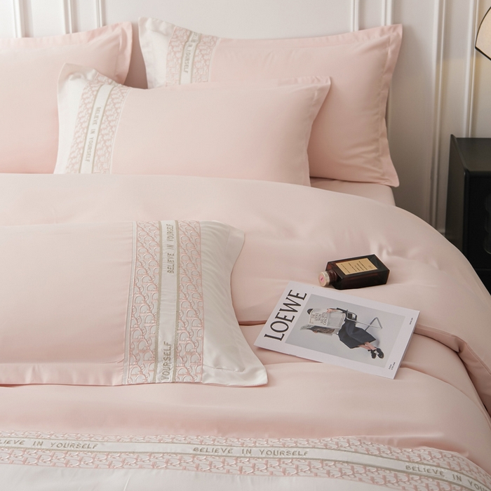 91家纺网 家纺一手货源 找家纺 布可家纺 2025新款时髦大牌高级感水洗磨毛刺绣四件套-帝奥 帝奥-密汁粉