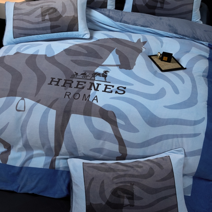 91家纺网 家纺一手货源 找家纺 新方向 2025新款240克A类全消光数码印花牛奶绒四件套-奥弗恩 深蓝