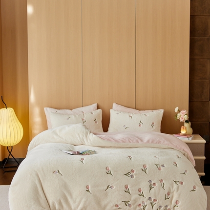 91家纺网 家纺一手货源 找家纺 佳汐蓝 2024新款加厚臻品兔绒四件套 墨菲花园奶芙