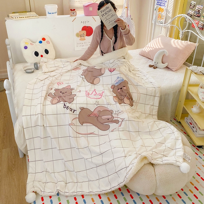 91家纺网 家纺一手货源 找家纺 潮邦创意家居 2025新款印花大版羊羔绒球-BIBY KELY系列羊绒绒毯 赖床的早八小熊