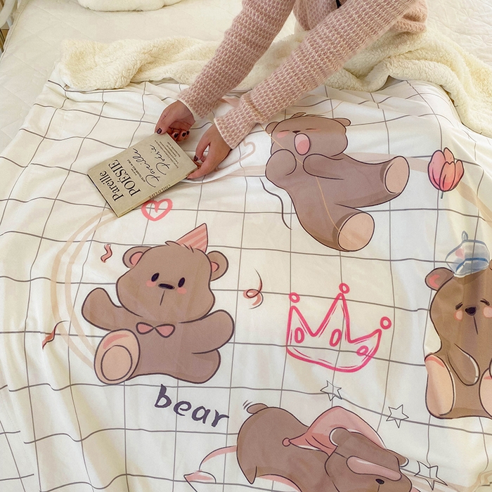 91家纺网 家纺一手货源 找家纺 潮邦创意家居 2025新款印花大版羊羔绒球-BIBY KELY系列羊绒绒毯 赖床的早八小熊