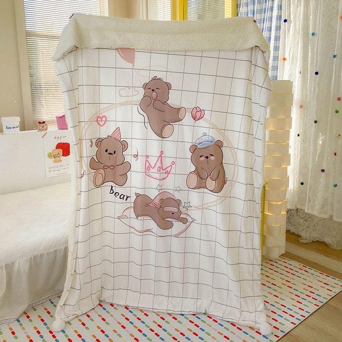 91家纺网 家纺一手货源 找家纺 潮邦创意家居 2025新款印花大版羊羔绒球-BIBY KELY系列羊绒绒毯 赖床的早八小熊