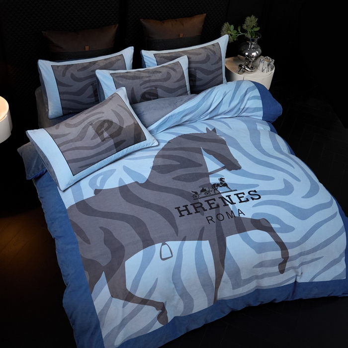 91家纺网 家纺一手货源 找家纺 新方向 2025新款240克A类全消光数码印花牛奶绒四件套-奥弗恩 深蓝