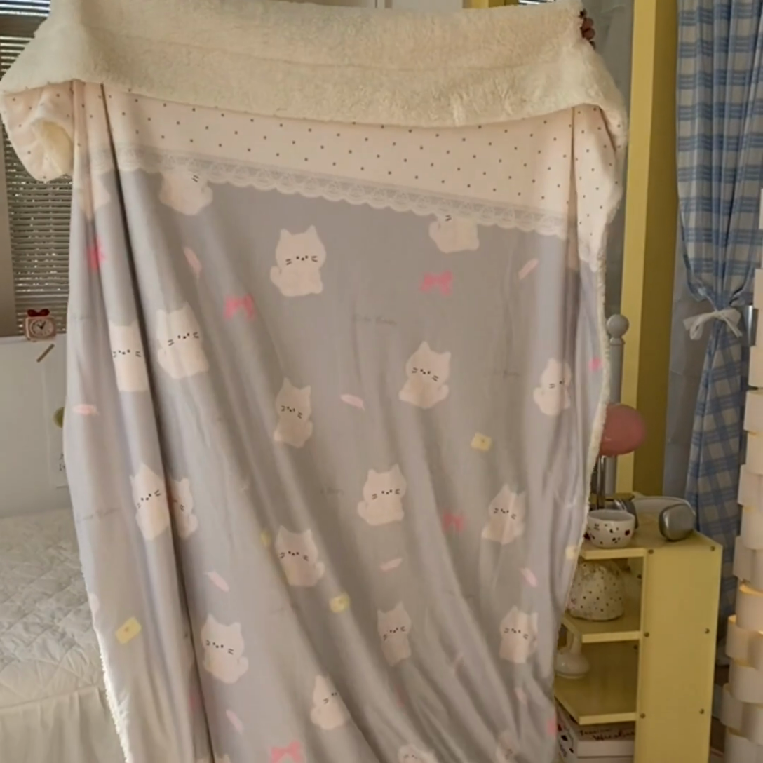 91家纺网 家纺一手货源 找家纺 潮邦创意家居 2025新款印花大版羊羔绒球-BIBY KELY系列羊绒绒毯 写信的小猫