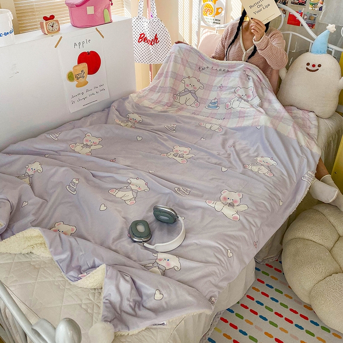 91家纺网 家纺一手货源 找家纺 潮邦创意家居 2025新款印花大版羊羔绒球-BIBY KELY系列羊绒绒毯 粉紫小甜心