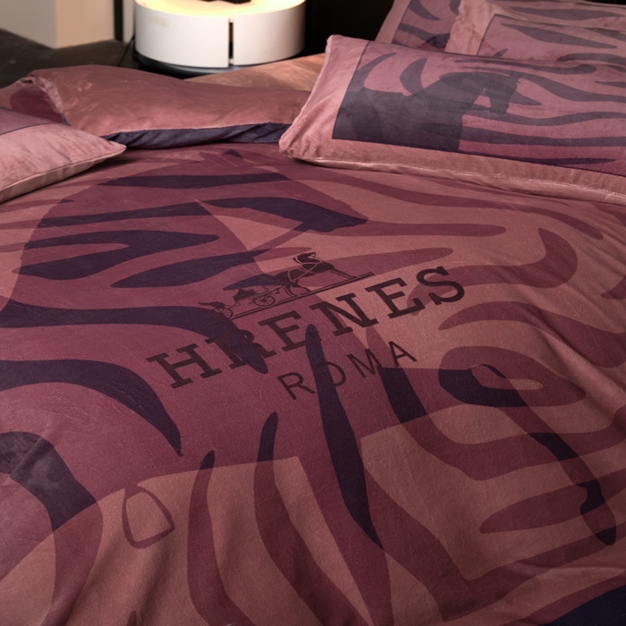 91家纺网 家纺一手货源 找家纺 新方向 2025新款240克A类全消光数码印花牛奶绒四件套-奥弗恩 酒红