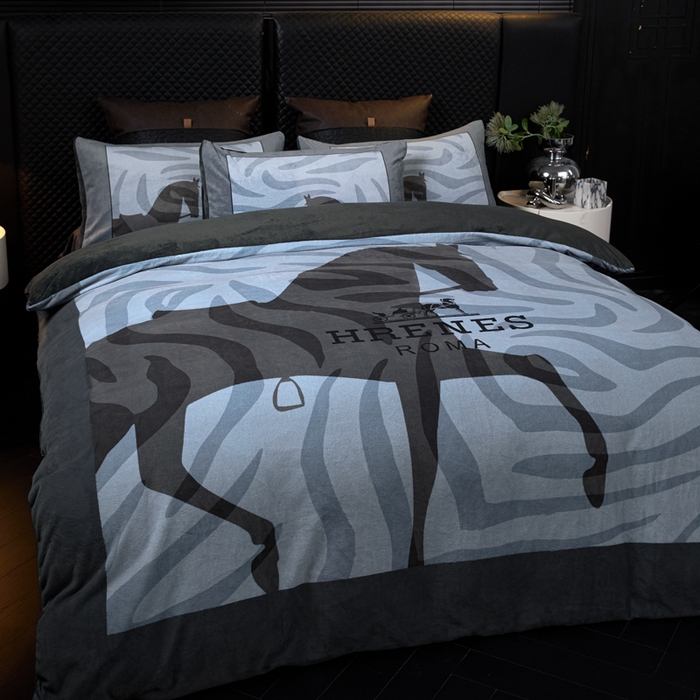 91家纺网 家纺一手货源 找家纺 新方向 2025新款240克A类全消光数码印花牛奶绒四件套-奥弗恩 深灰