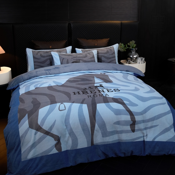 91家纺网 家纺一手货源 找家纺 新方向 2025新款240克A类全消光数码印花牛奶绒四件套-奥弗恩 深蓝