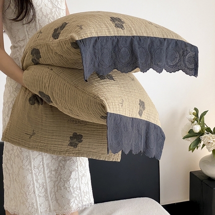 91家纺网 家纺一手货源 找家纺 麻依 2024新款法式四层纱布枕套花边款 可爱棕熊