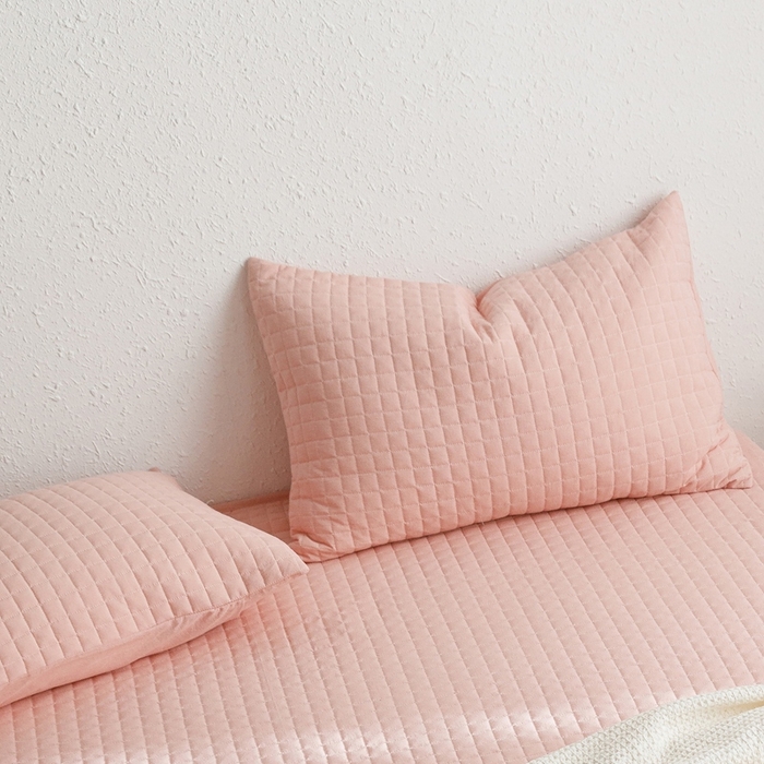 91家纺网 家纺一手货源 找家纺 忘忧草 2024新款全棉色织水洗棉夹棉枕套-格韵 格韵-粉玉